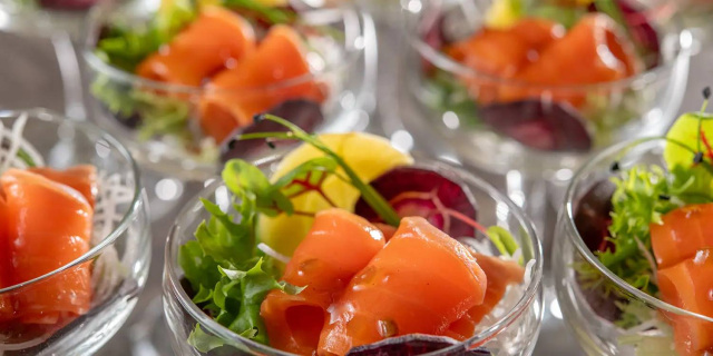 林檎とサーモンのカルパッチョ（青森の秋  海の幸と林檎を味わい尽くすご当地ビュッフェ）