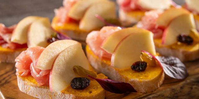 林檎生ハムタルティーヌ（青森の秋  海の幸と林檎を味わい尽くすご当地ビュッフェ）