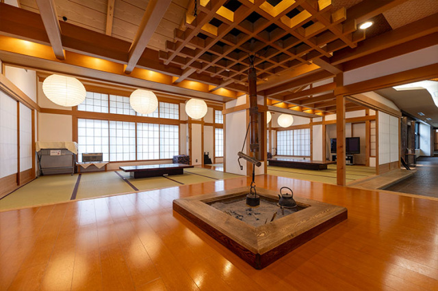 お風呂上がりにくつろげる「すぶとの間」。常連さんも行き交う