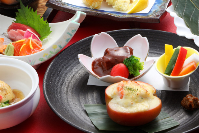 「会席料理 かかやま」一例。料理長自らが腕をふるう会席料理コース