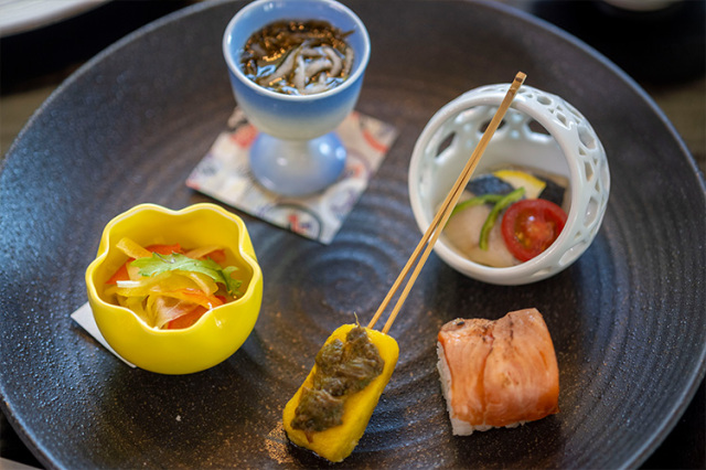 団体宴会向けお膳料理 山処豊穣御膳の一例