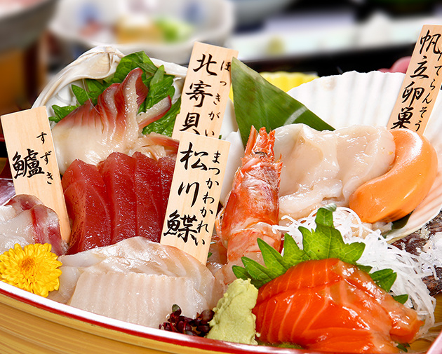 夕食一例。青森の豊かな海の幸が味わえる