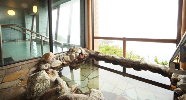 潮風に吹かれながら温泉を楽しめる露天風呂