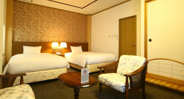 バスルームからも海を一望できる特別室（和室10畳+洋室）