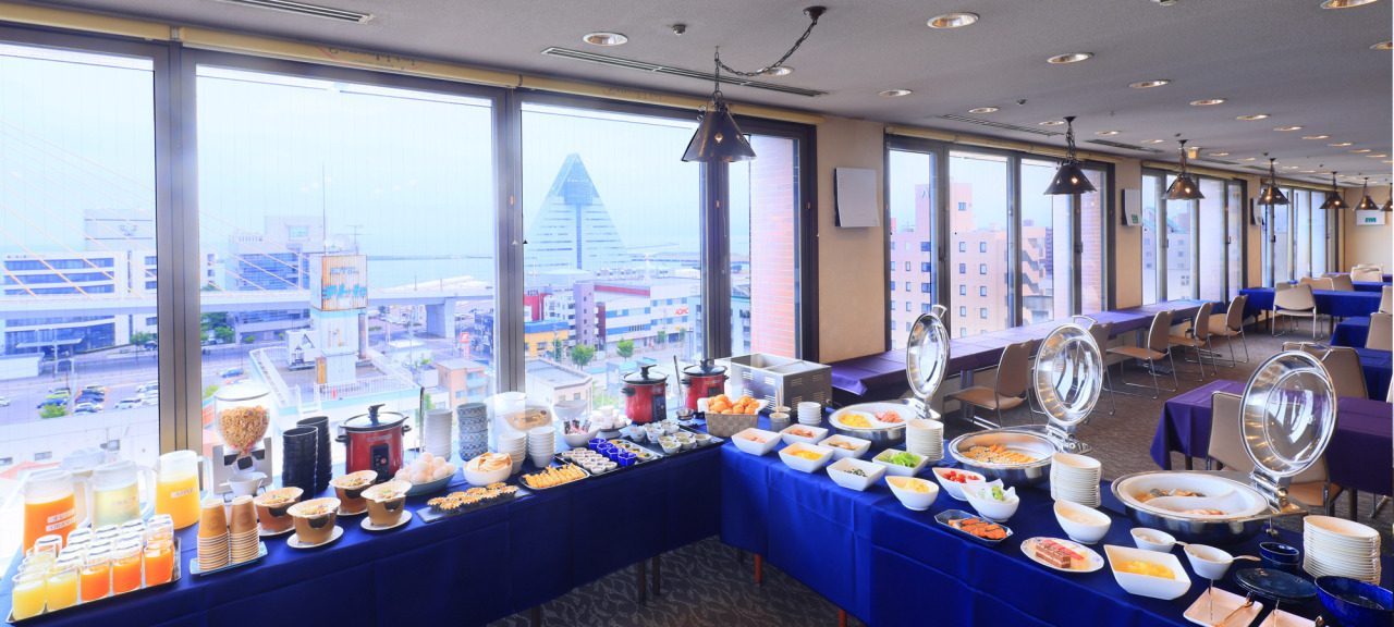 本館最上階のレストランは朝食会場