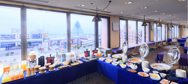 本館最上階のレストランは朝食会場