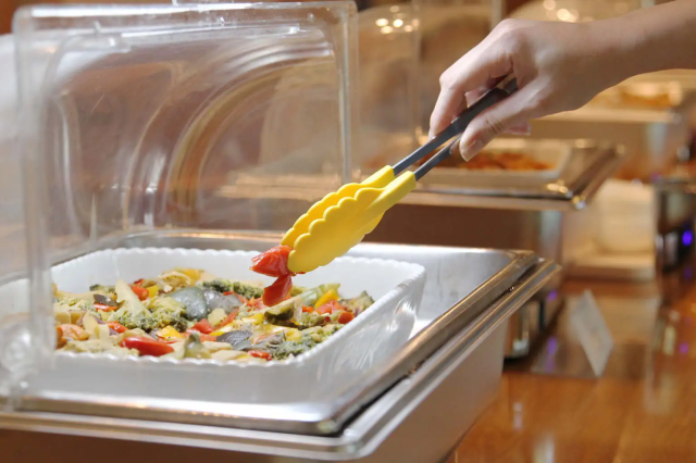 ダイニング「ロックウッド・ホール」ではビュッフェ・スタイルで提供