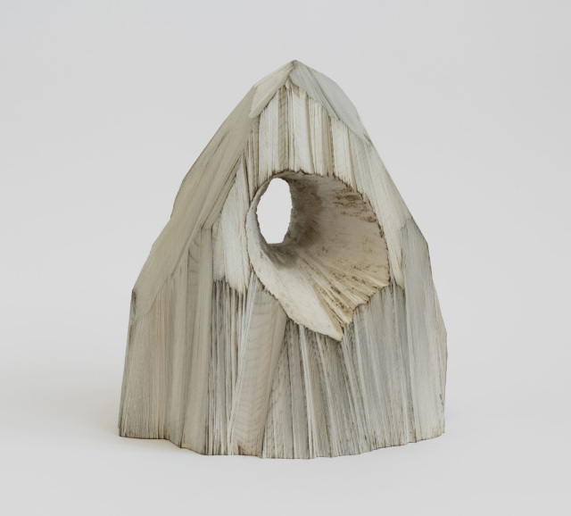 《ICE CAVE》  2024年 40.5×36.5×30cm 木（センノキ）に胡粉 撮影：瀧原界