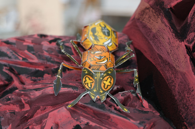 くにゅぎの樹液をまとう「コハクタカラアリ」