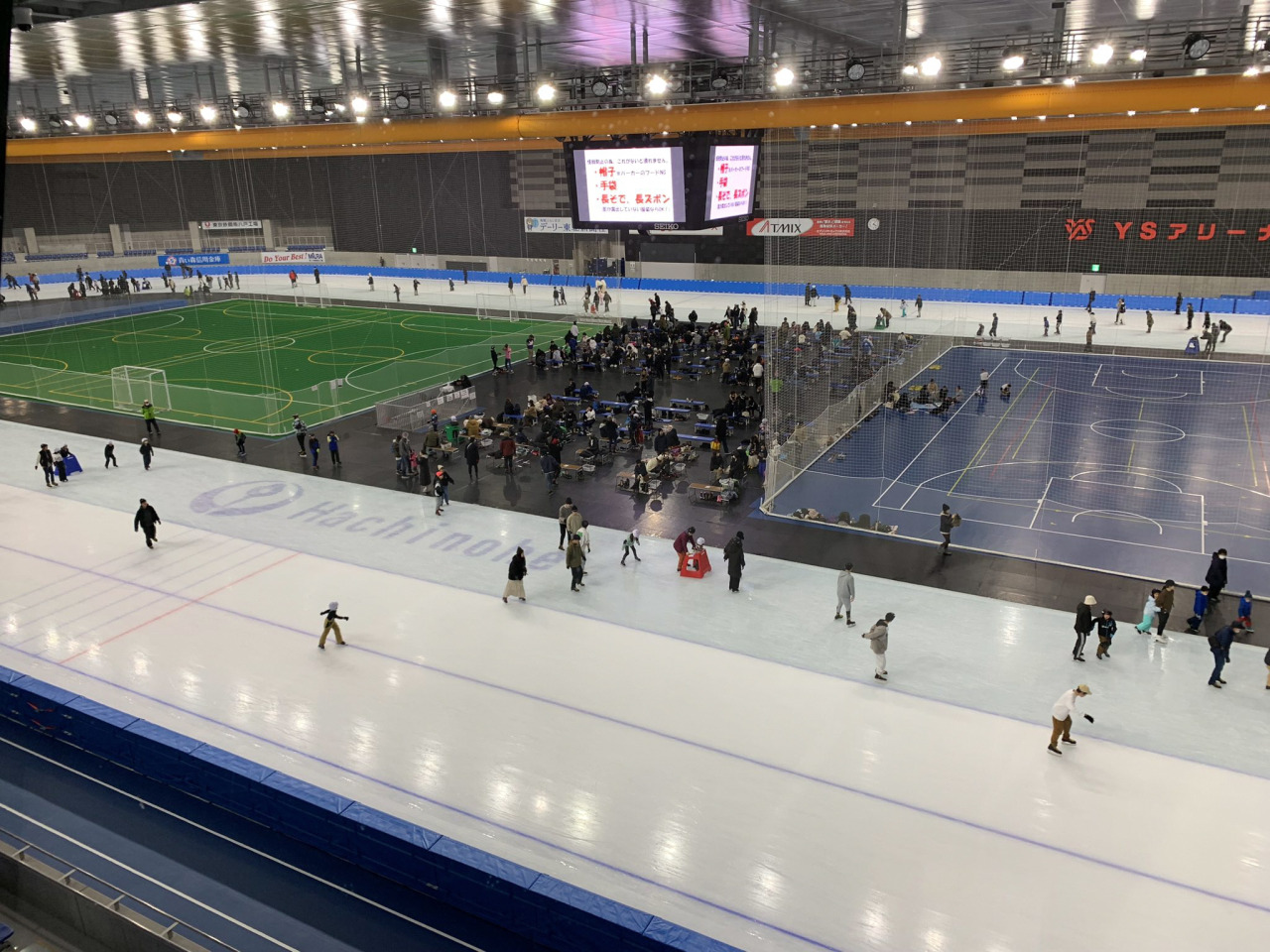 人工芝コート(左)・多目的コート(右)