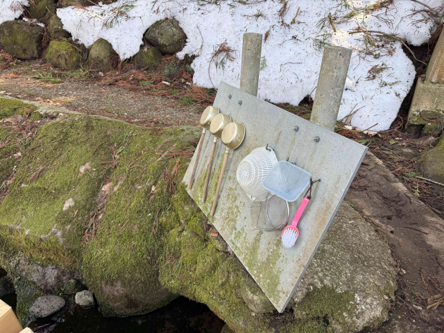 霊泉の近くには柄杓などがあります