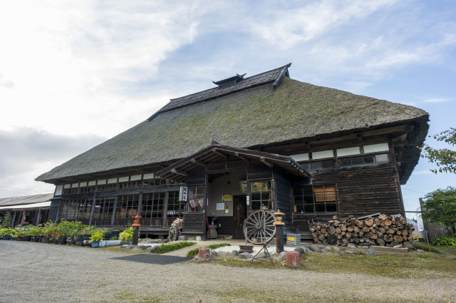 位于十和田市的鲤艸乡，拥有宁静辽阔的四季花卉美景，以及男女老少皆可乐在其中的体验活动设施