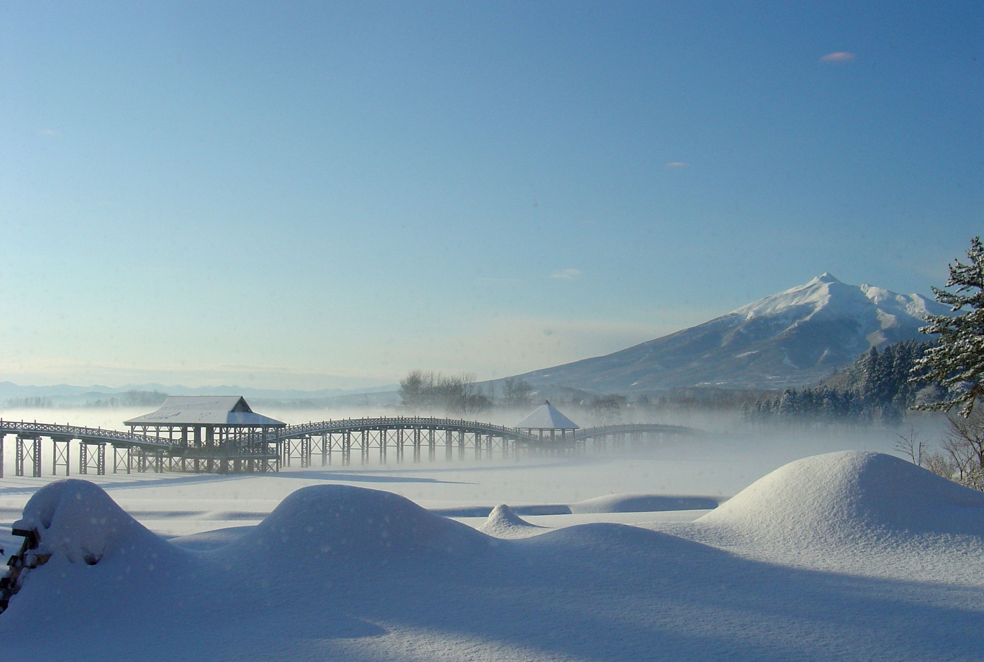フォトジェニックな鶴の舞橋も冬化粧冬しか見られない、真っ白な光景が広がる