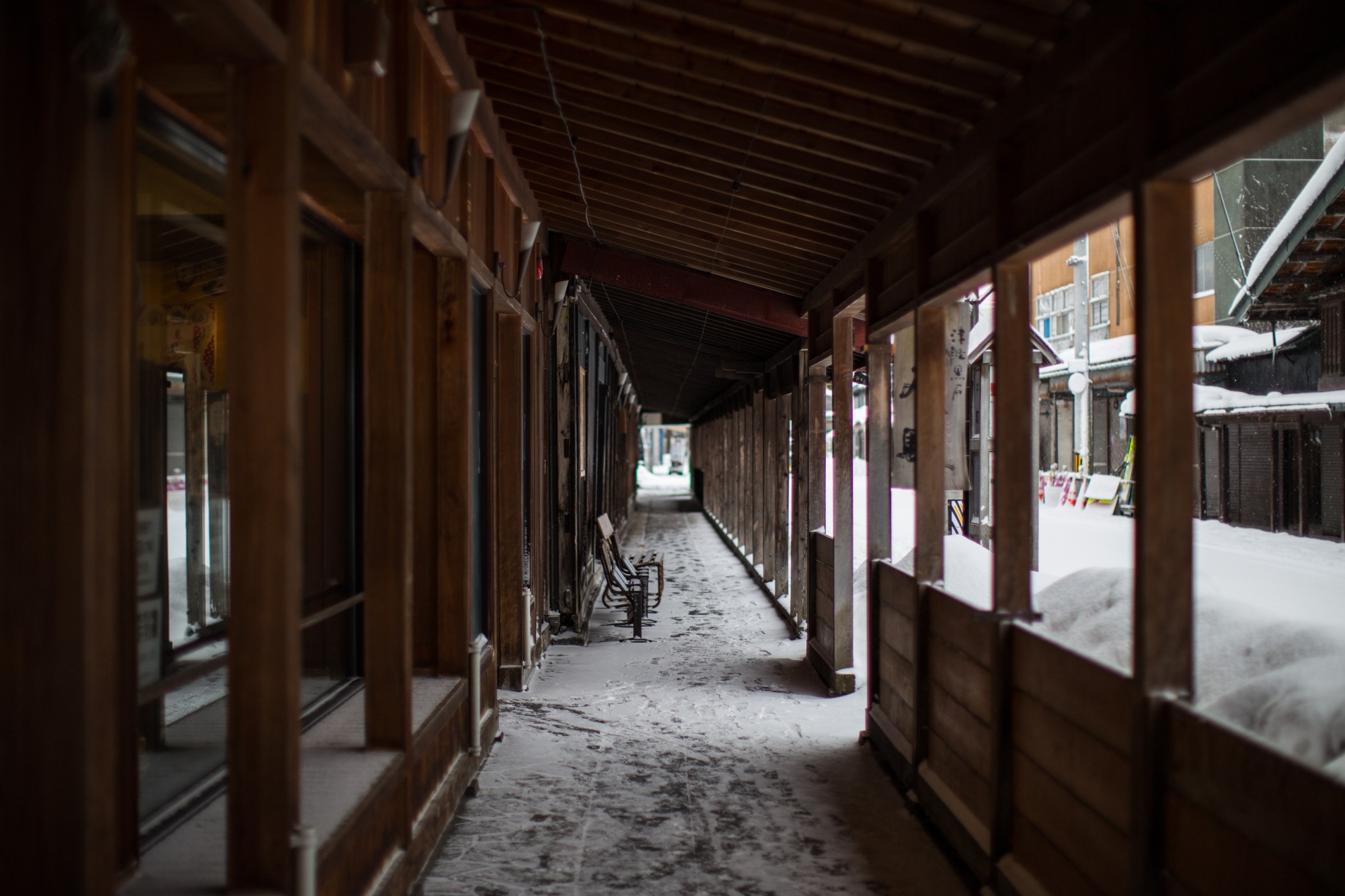 藩政時代から今に残る木製のアーケード雪国ならではの情緒漂う町並みを散策