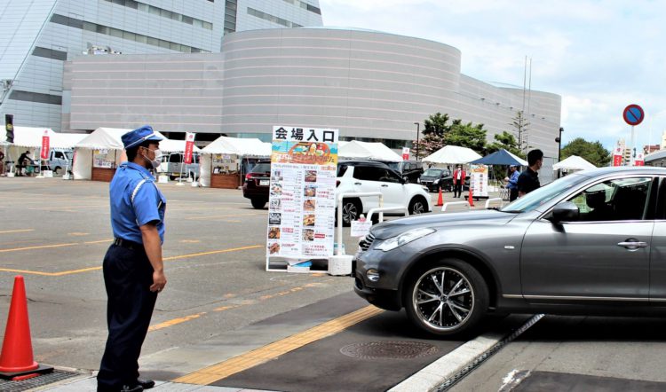アスパム西側駐車場が特設会場となっており会場入口があります