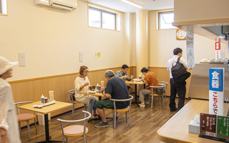 店内のテーブル席