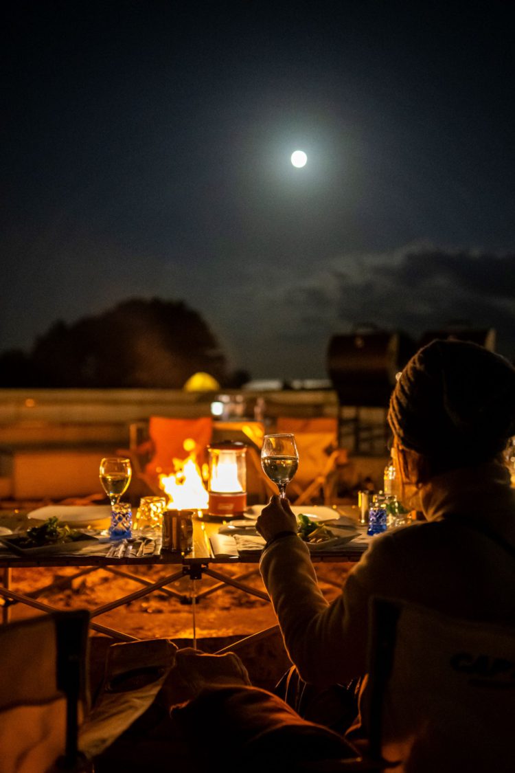 月明かりの下でのディナー