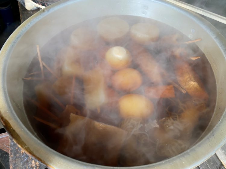 鍋で煮込まれたおでん