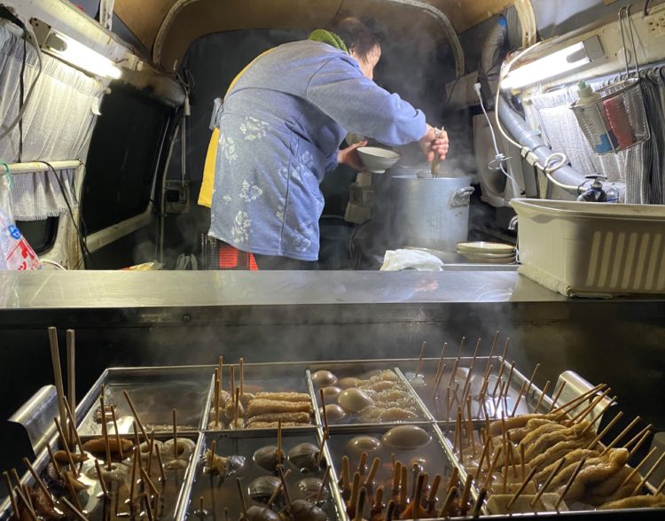 おそばを茹でるおばあちゃん