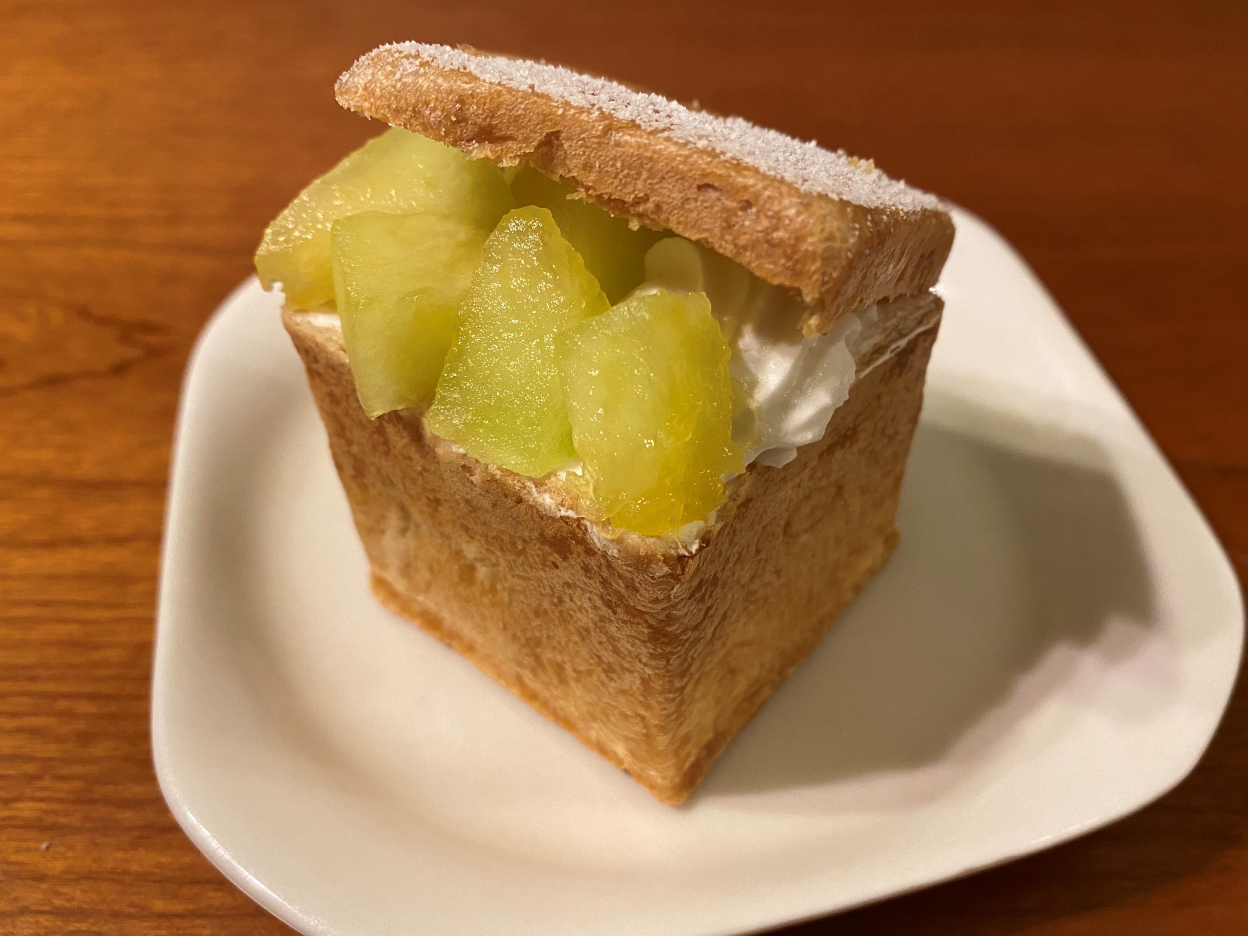 メロンのシュークリームキューブ　1個460円