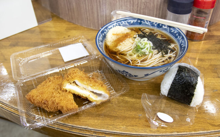 アキモト製麺の津軽そば、おかずのハマダの筋子おにぎりと納豆はんぺん