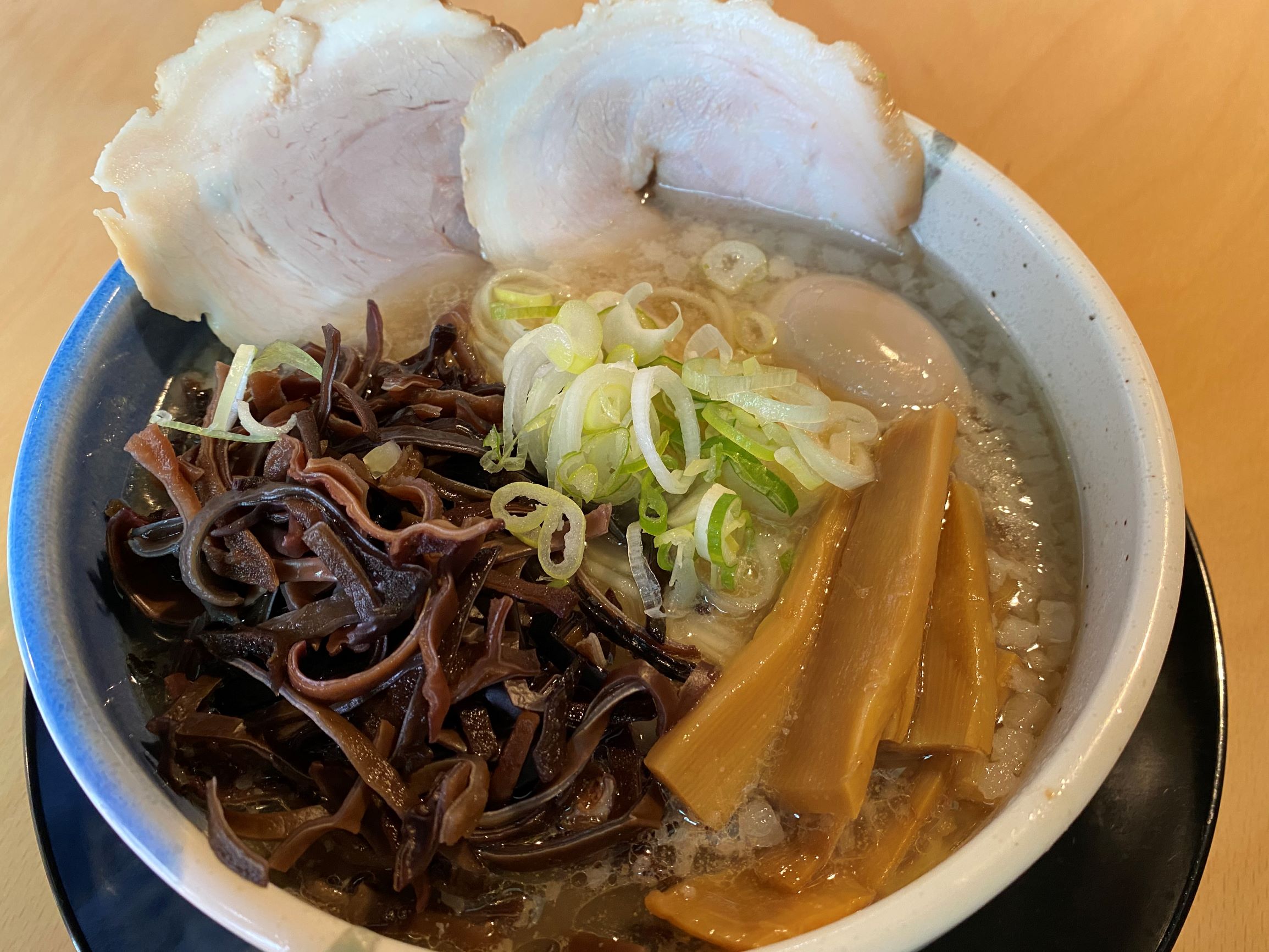 しじとん（きくらげ、味玉トッピング）　９５０円