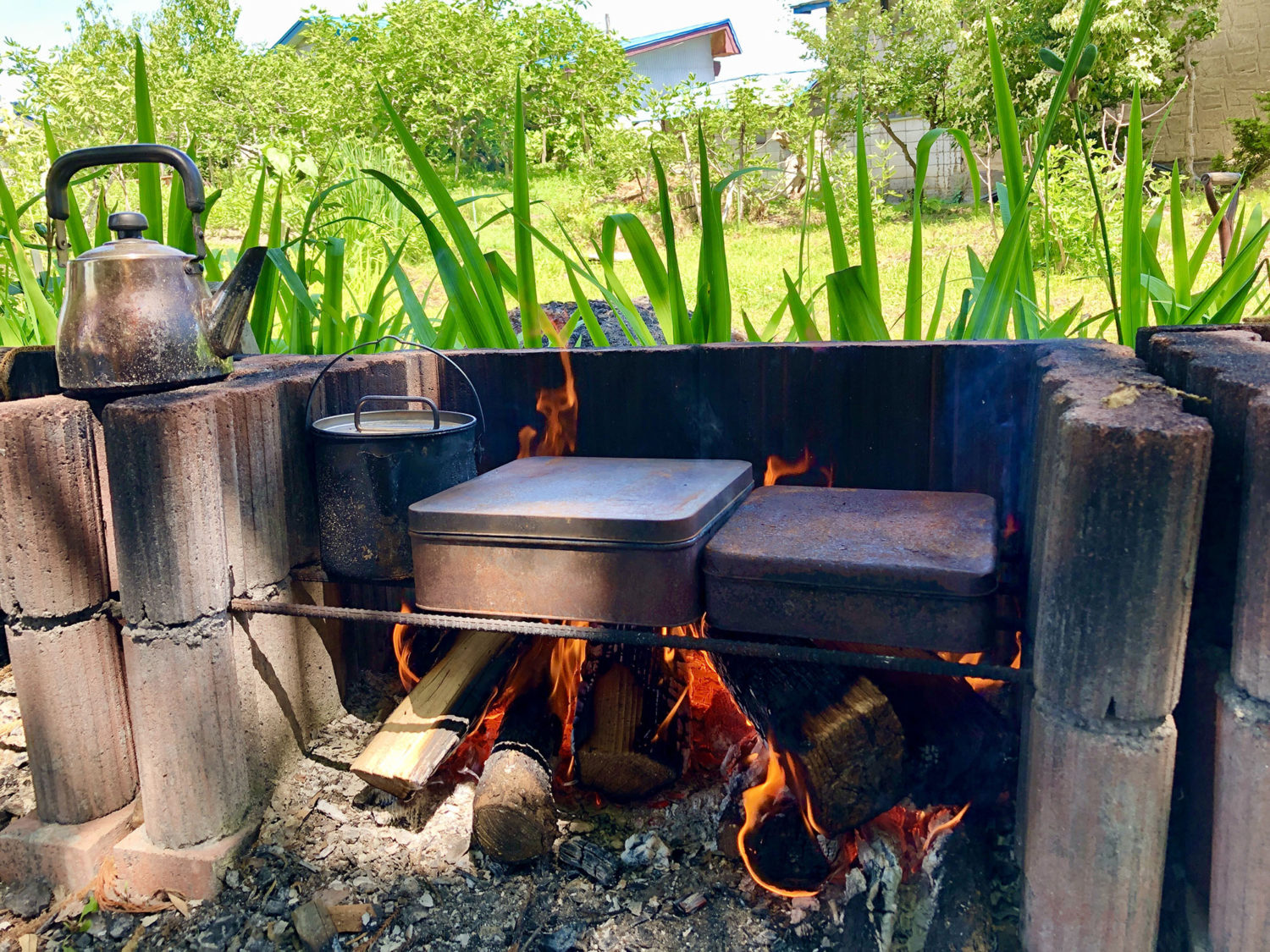 １種類ずつ缶箱に入れて焼きます。