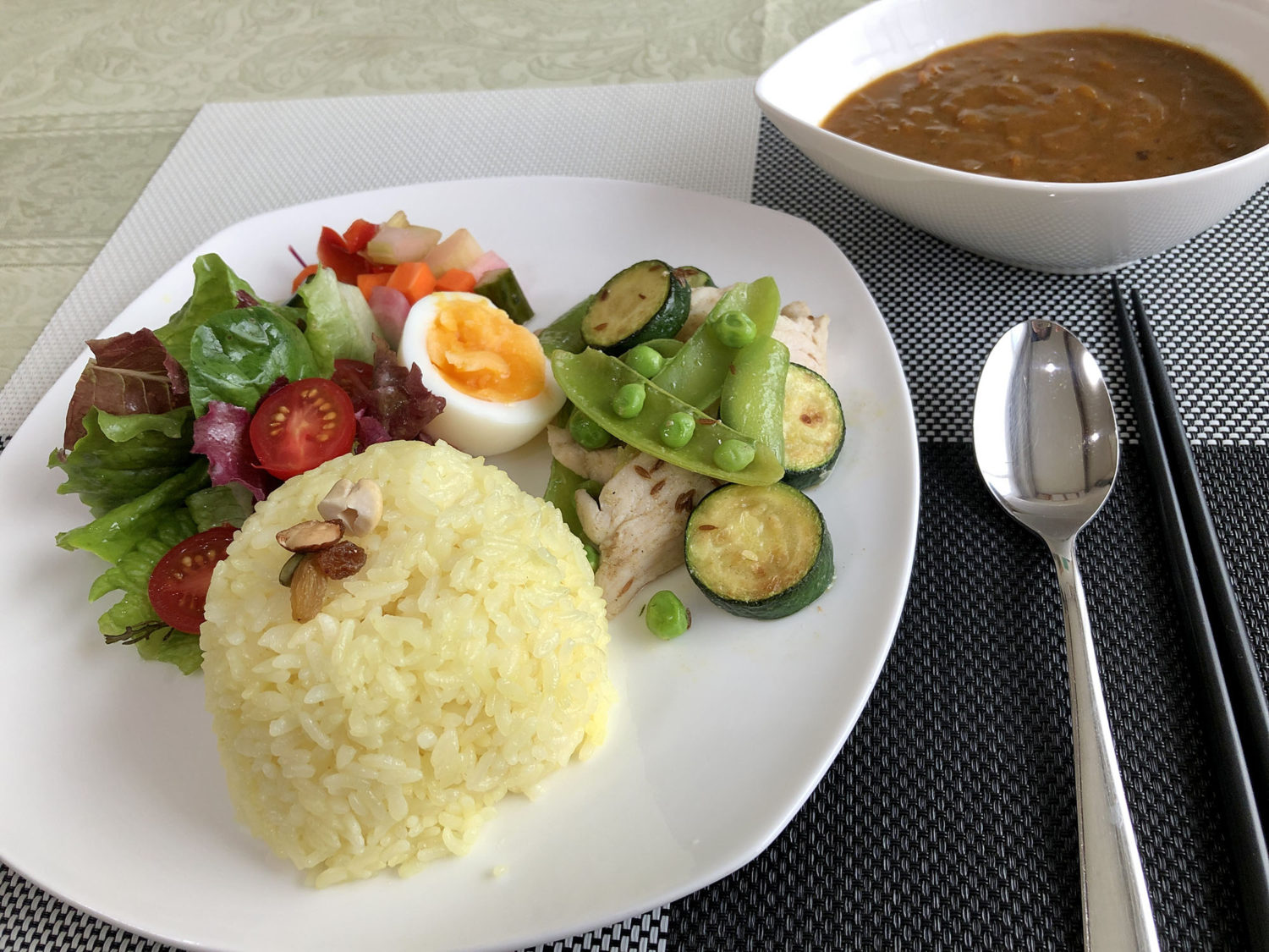 フルーツカレーとサラダ