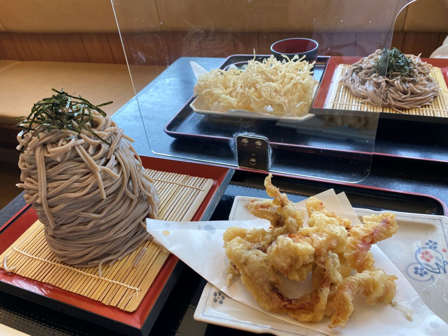 向かい合う二八ざるとざるそば