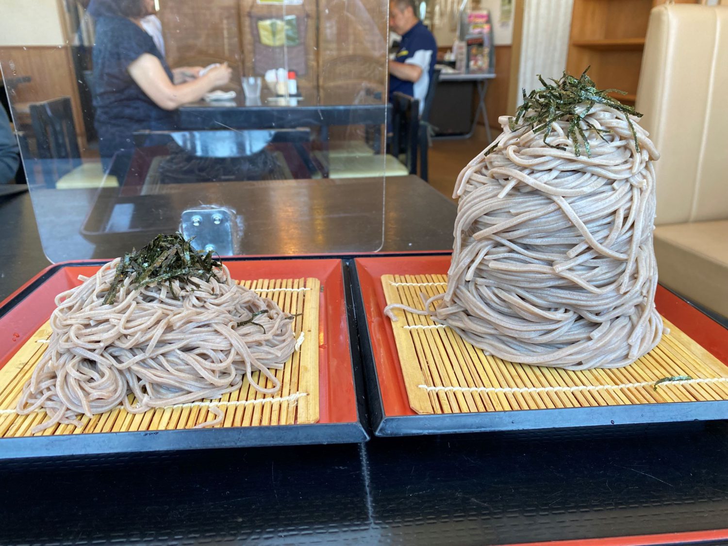 並び合う二八ざるとざるそば