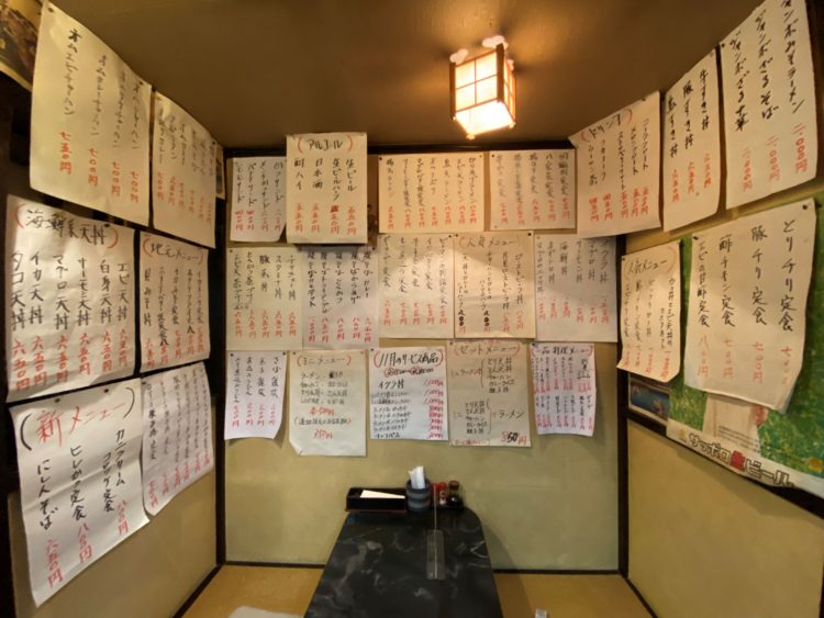 店内を覆いつくすメニュー