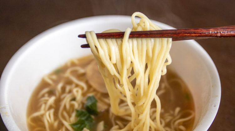 マルちゃん_青森津軽にぼしラーメン激にぼ_箸上げ