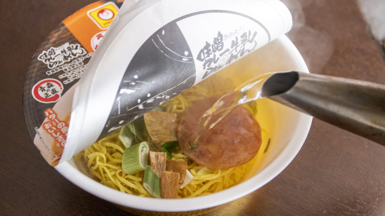 味噌カレーミルクラーメン_お湯入れ
