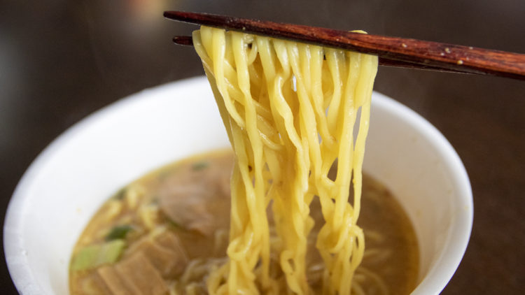 味噌カレーミルクラーメン_箸上げ
