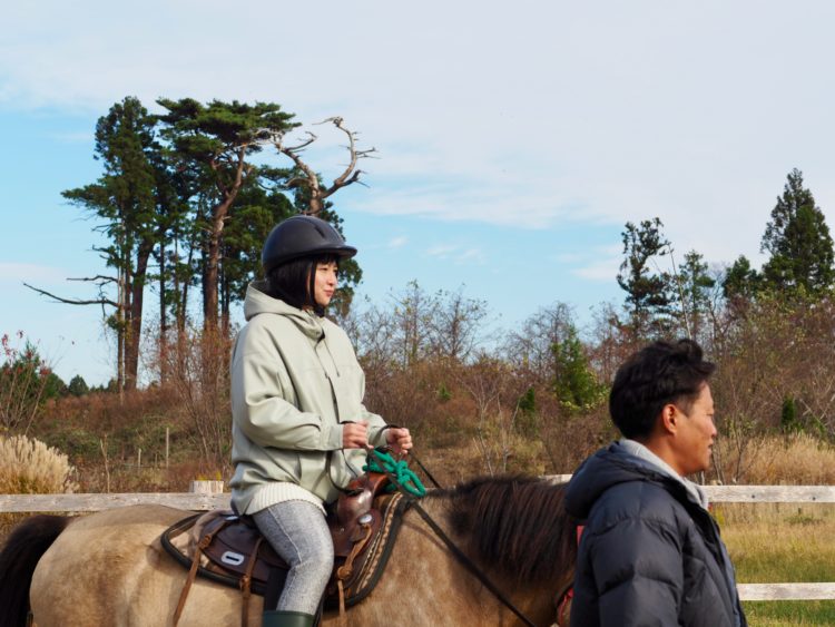 “まずはの基本”をマンツーマンで教わる。最初はインストラクター浄法寺さんが手綱を引いてくださるので安心、安心。