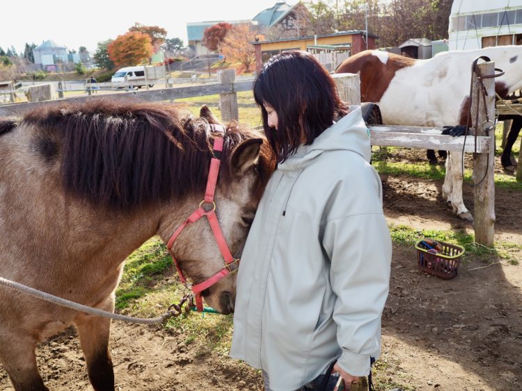 トレッキング後は、「ありがとうね」の感謝の気持ちとともに、にんじんや玉ねぎ、りんごをプレゼント。宮地さんの相棒・ムーランは別れを惜しむかのようにスリスリと。かわいい、そして泣ける！