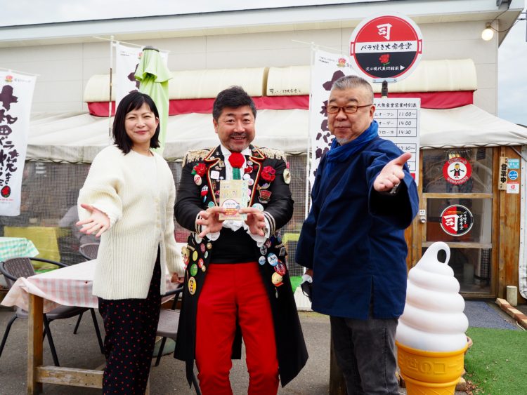 十和田バラゼミナール校長を囲んで。バラ肉と薔薇……身体中から熱いパッションが漲っておいでです。