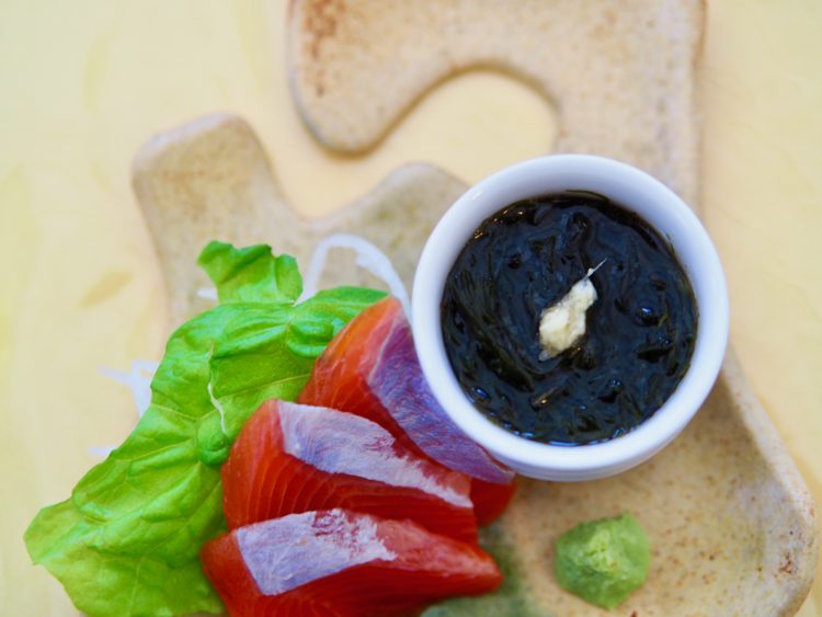 青森といえばサーモン！　ちょうどいいバランスの脂のりと甘みがナイスです。もずくもサッパリ。お皿に注目。