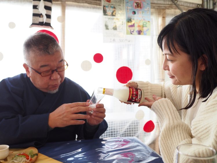 続いて、校長大絶賛、こちらのオリジナル日本酒（その正体は「鳩正宗」！）でも乾杯！