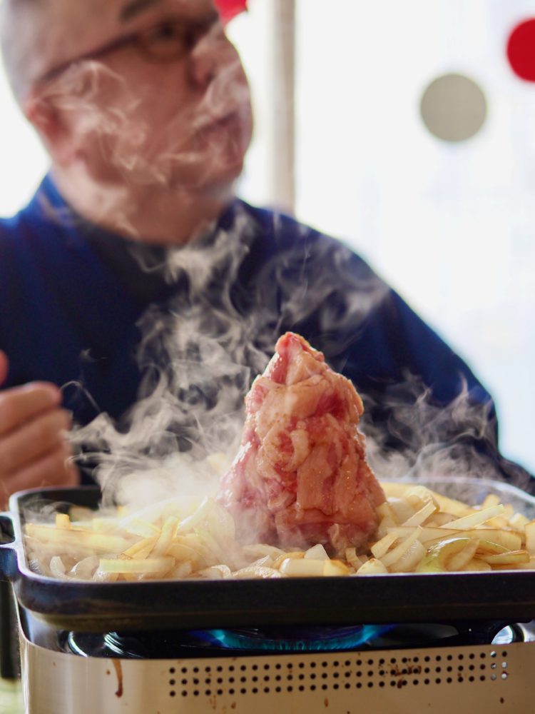 そびえ立つのが……バラ肉！