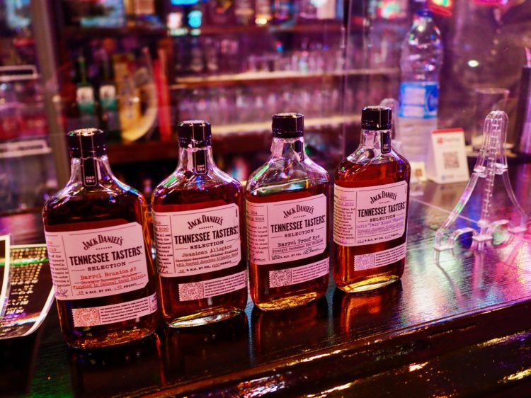 エルヴィス☆トキさんのコレクション、ジャックダニエルのスペシャルエディションも圧巻。もちろん売り物です。