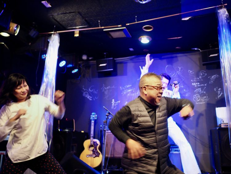 ステージも客席も真剣に唄い、踊りまくる（笑）