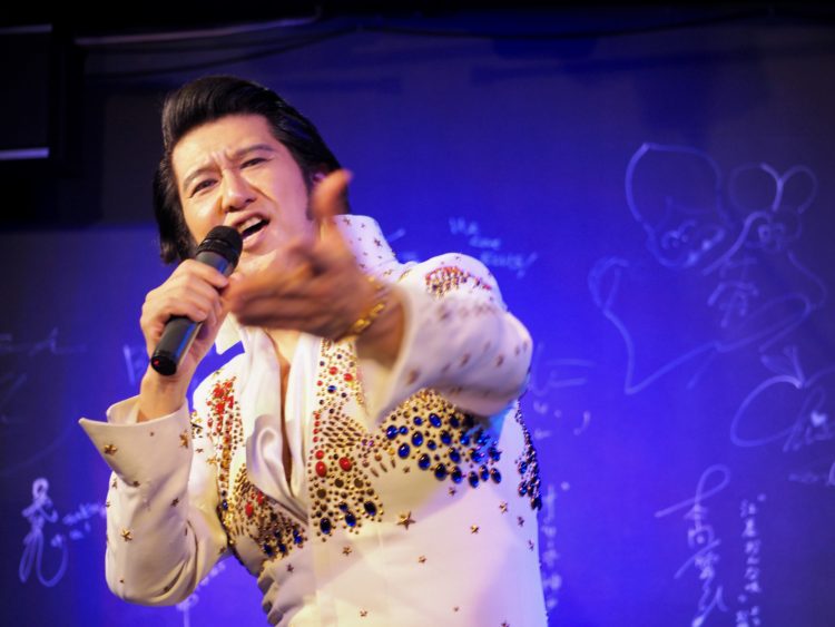 カフェの扉を開けると、そこにはエルヴィス！