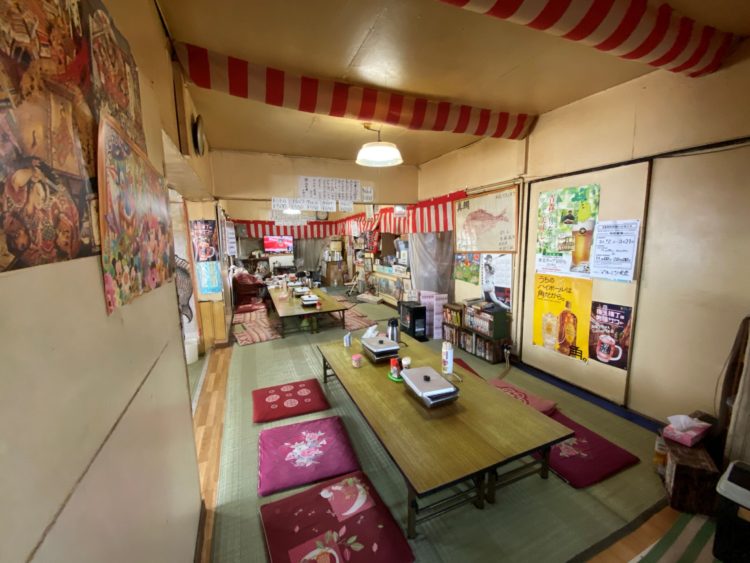 おばあちゃん家にような店内