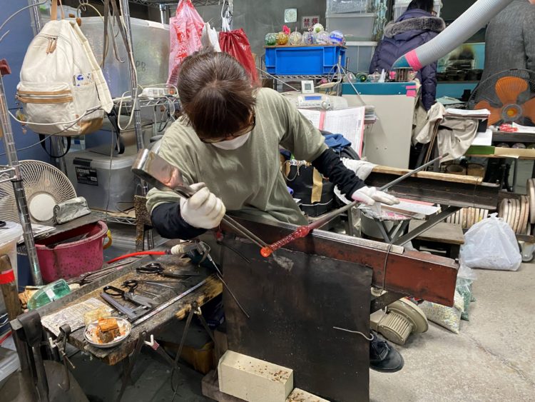 ガラスを成形する舘山さん