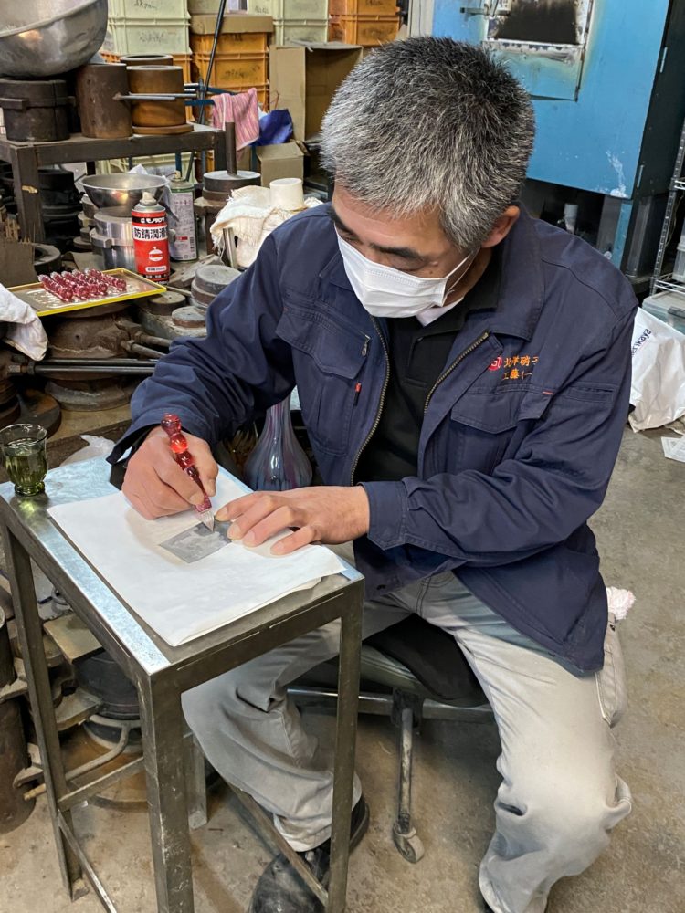 研磨する工藤さん