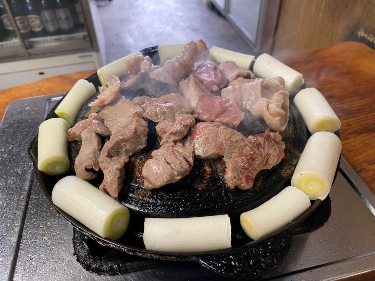 周りにねぎを敷き詰めて