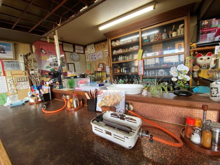 スナック風な店内（小上がりもあります）