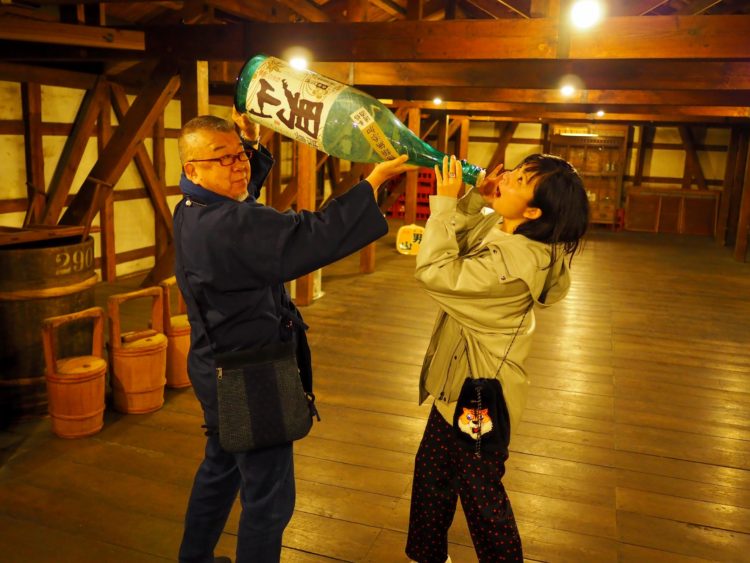 北蔵の2階は資料室。大福帳や焼印など貴重な資料を元に、駒井専務のレクチャーに熱心に耳を傾けているかと思いきや……。特大「陸奥男山」を手にはしゃぐ師匠と弟子（笑）。