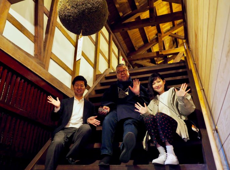 北蔵の階段は“撮影スポットの定番！”ということで、駒井専務と記念撮影を。